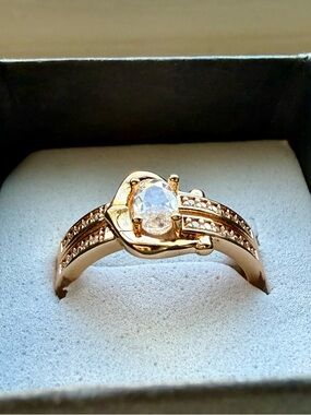NEW!! Pretty Bird Jewelry Gold-Tone Solitaire Ring with Clear Center Stone